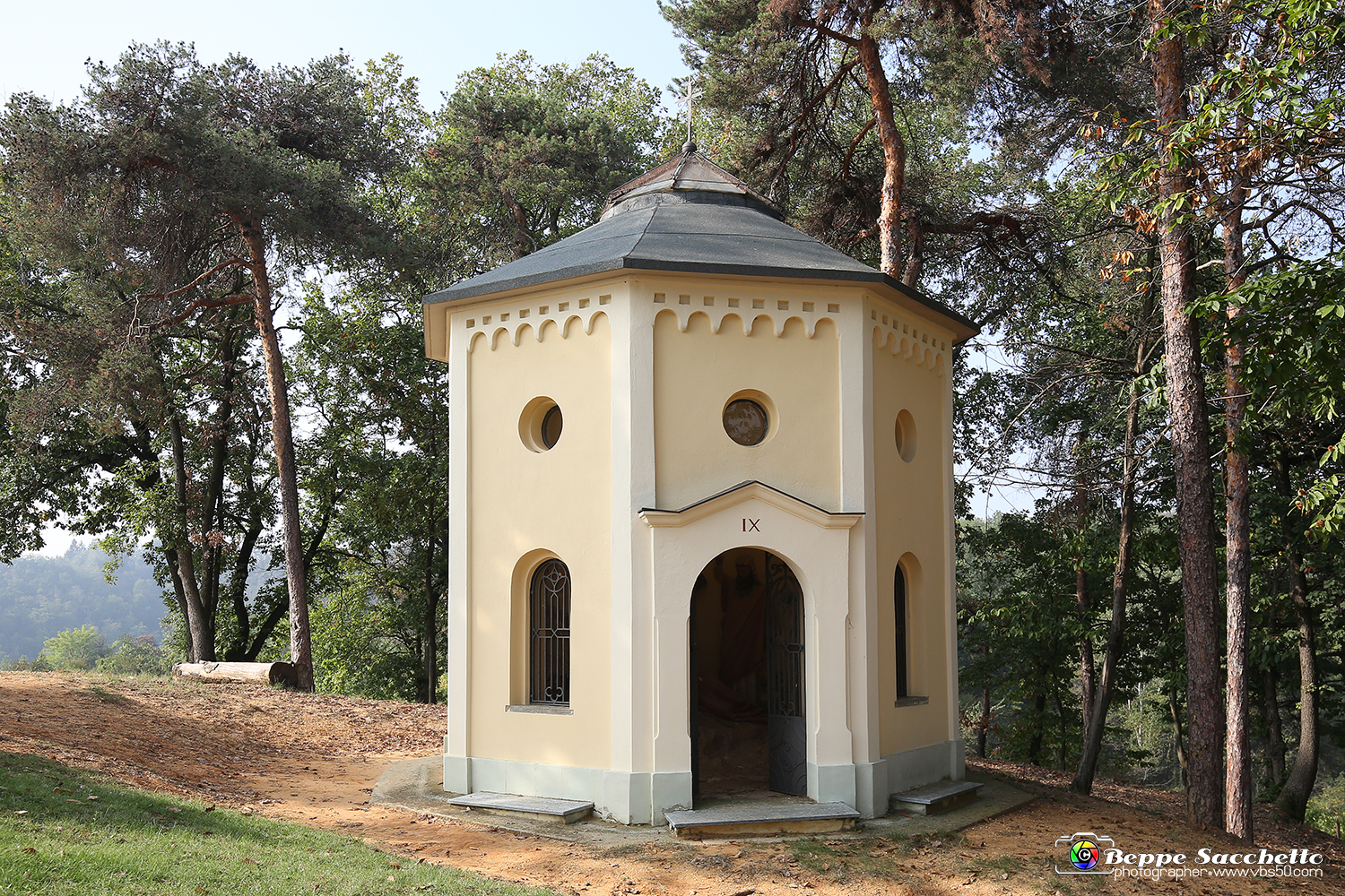VBS_6716 - I Piloni della Via Crucis del Sacro Monte di Montà d'Alba.jpg